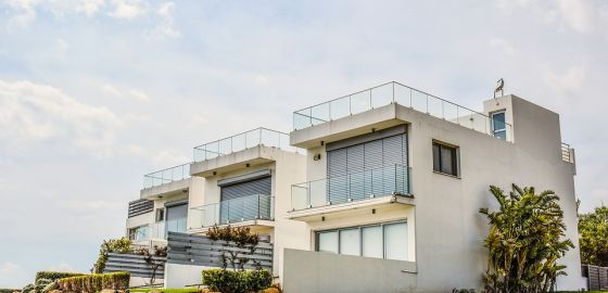 Résidence immobilière neuve composée de trois logements mitoyens