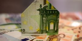 Un billet de 100 euros plié en forme de maison
