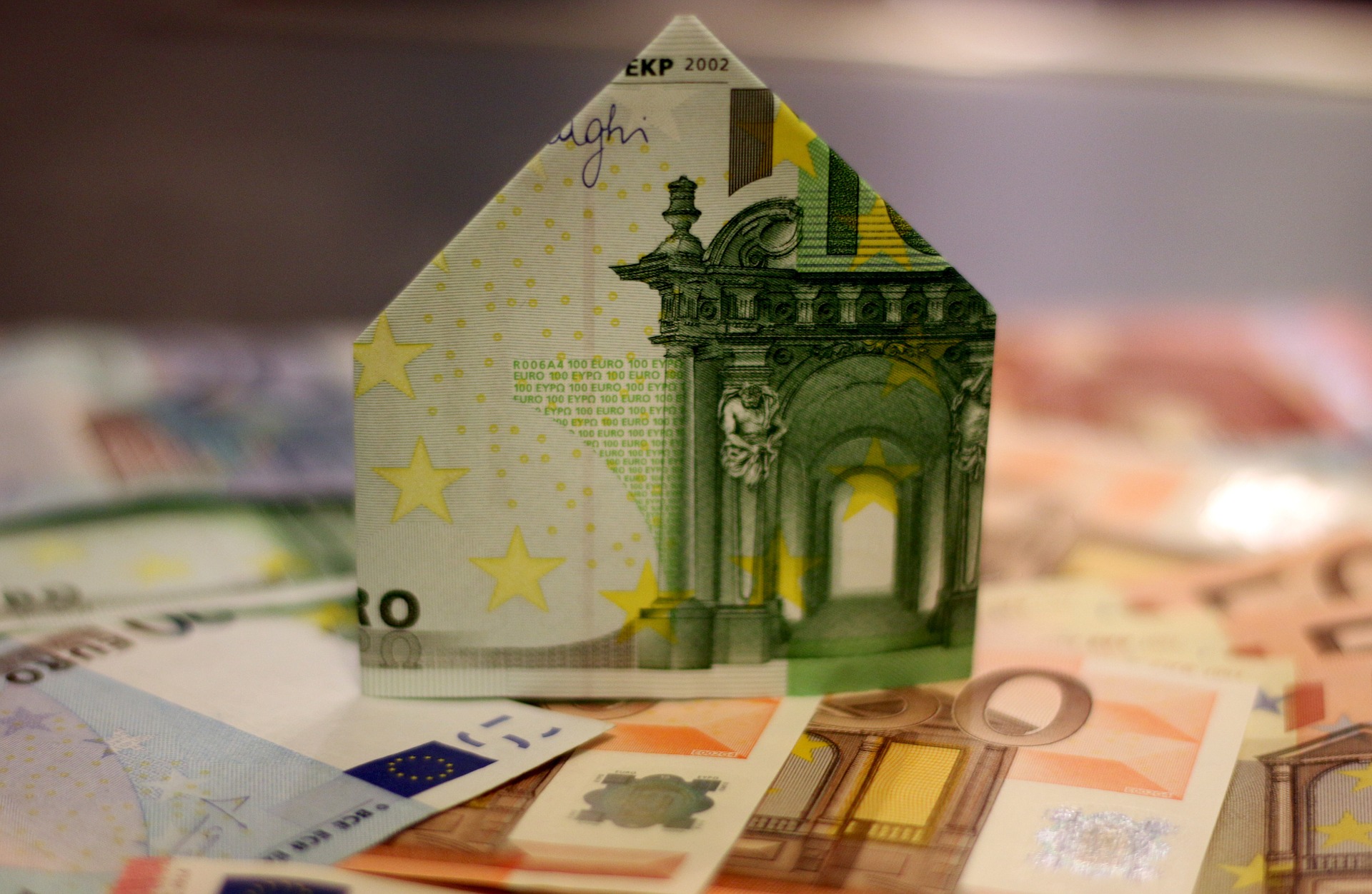 Un billet de 100 euros plié en forme de maison