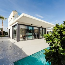 Maison contemporaine avec une grande baie vitrée dans le séjour