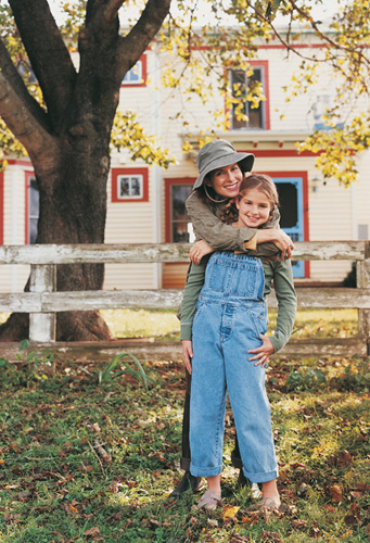 maman-fille-devant-leur-maison