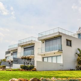 Résidence immobilière neuve composée de trois logements mitoyens