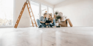 Couple en train de faire construire sa maison