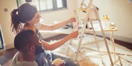 Couple en train de faire des travaux de rénovation dans une maison