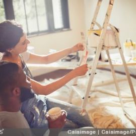 Couple en train de faire des travaux de rénovation dans une maison