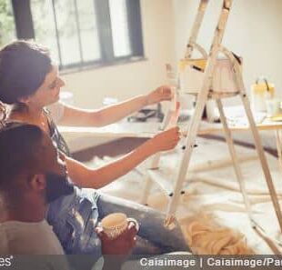 Couple en train de faire des travaux de rénovation dans une maison