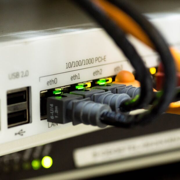 Des cables ethernet branchés sur une box