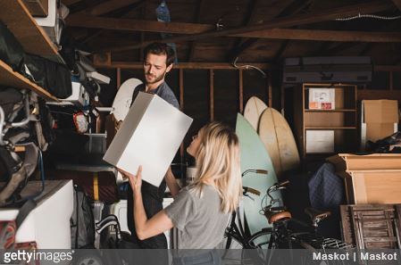 Couple qui range des cartons dans un garde meuble