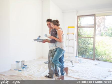 Couple qui réalise des travaux de peinture