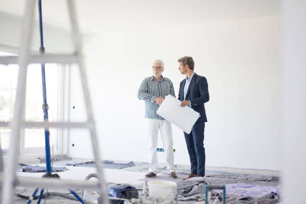 Promoteur immobilier qui discute avec un constructeur sur un chantier