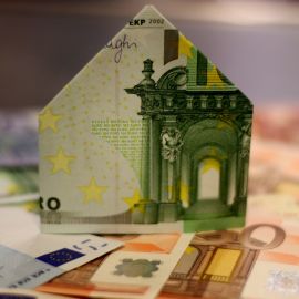 Un billet de 100 euros plié en forme de maison