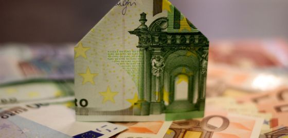 Un billet de 100 euros plié en forme de maison