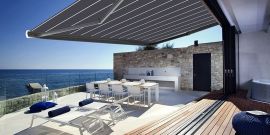 Terrasse contemporaine avec un store banne coffre intégral