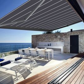 Terrasse contemporaine avec un store banne coffre intégral