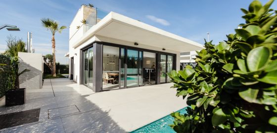 Maison contemporaine avec une grande baie vitrée dans le séjour