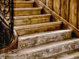 vieille cage d'escaliers