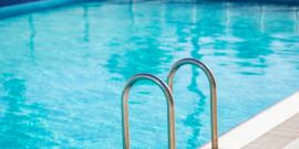 travaux installer pompes piscine