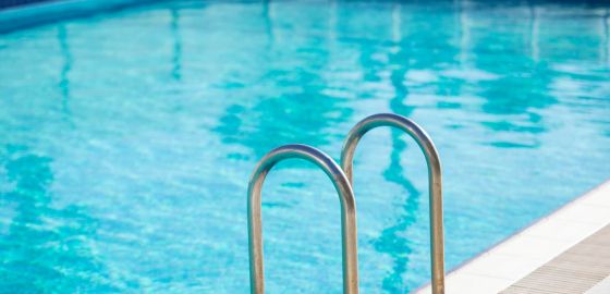 travaux installer pompes piscine