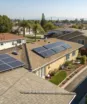 Un toit avec différentes inclinaisons et expositions, montrant visuellement les critères idéaux pour installer des panneaux solaires résidentiels.